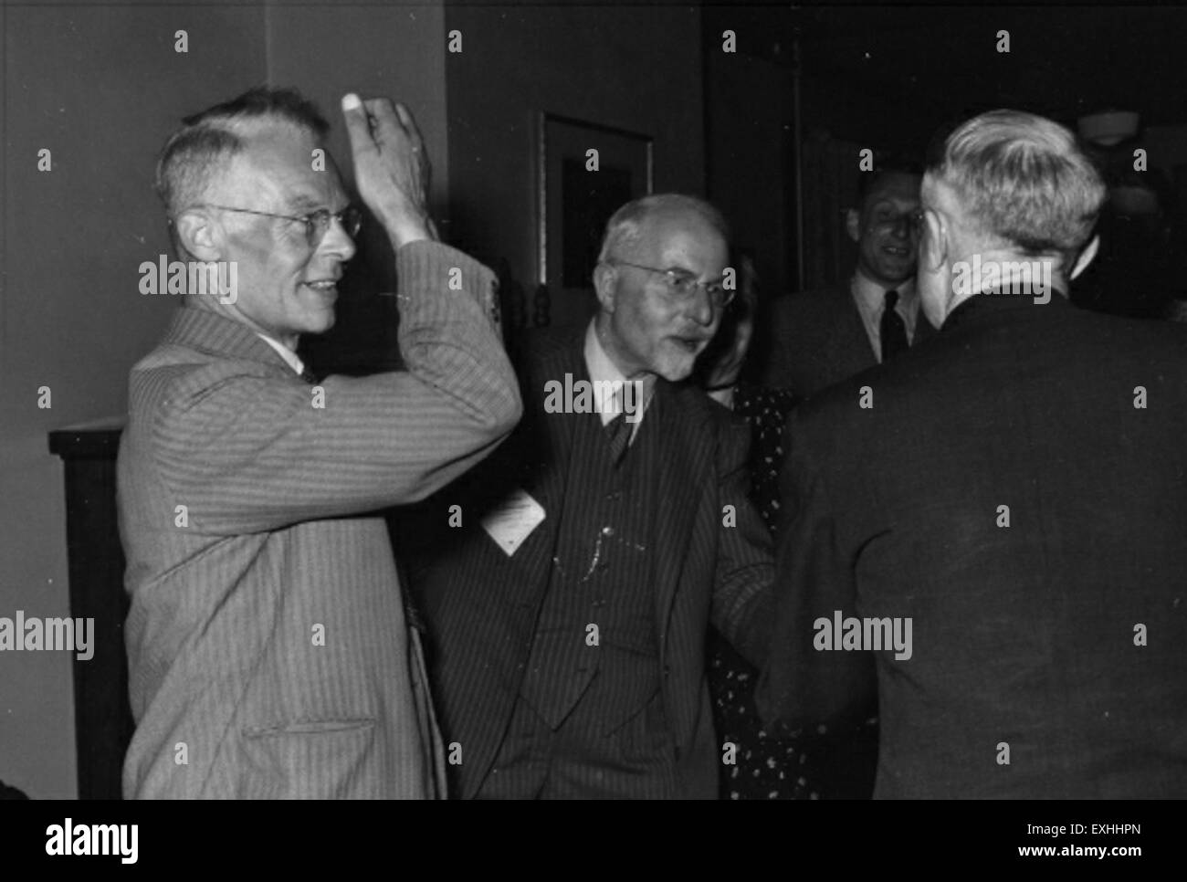 Dieses Foto von der Mennonitischen Weltkonferenz in Goshen, 1948, zeigt eine Versammlung der Mennonitischen Führer und Teilnehmer. Sie spiegelt die globale Reichweite und Bedeutung der Versammlung wider und markiert einen entscheidenden Moment in der mennonitischen Geschichte in der Zeit nach dem Zweiten Weltkrieg. Stockfoto