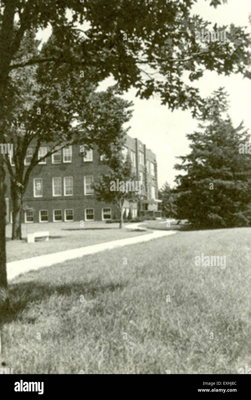Das Verwaltungsgebäude am Hesston College in Hesston, Kansas, ist ein wichtiges architektonisches Merkmal der Mennonite Institution. Es spiegelt die Werte und den Bildungsschwerpunkt der Gemeinde innerhalb der mennonitischen Tradition wider. Stockfoto