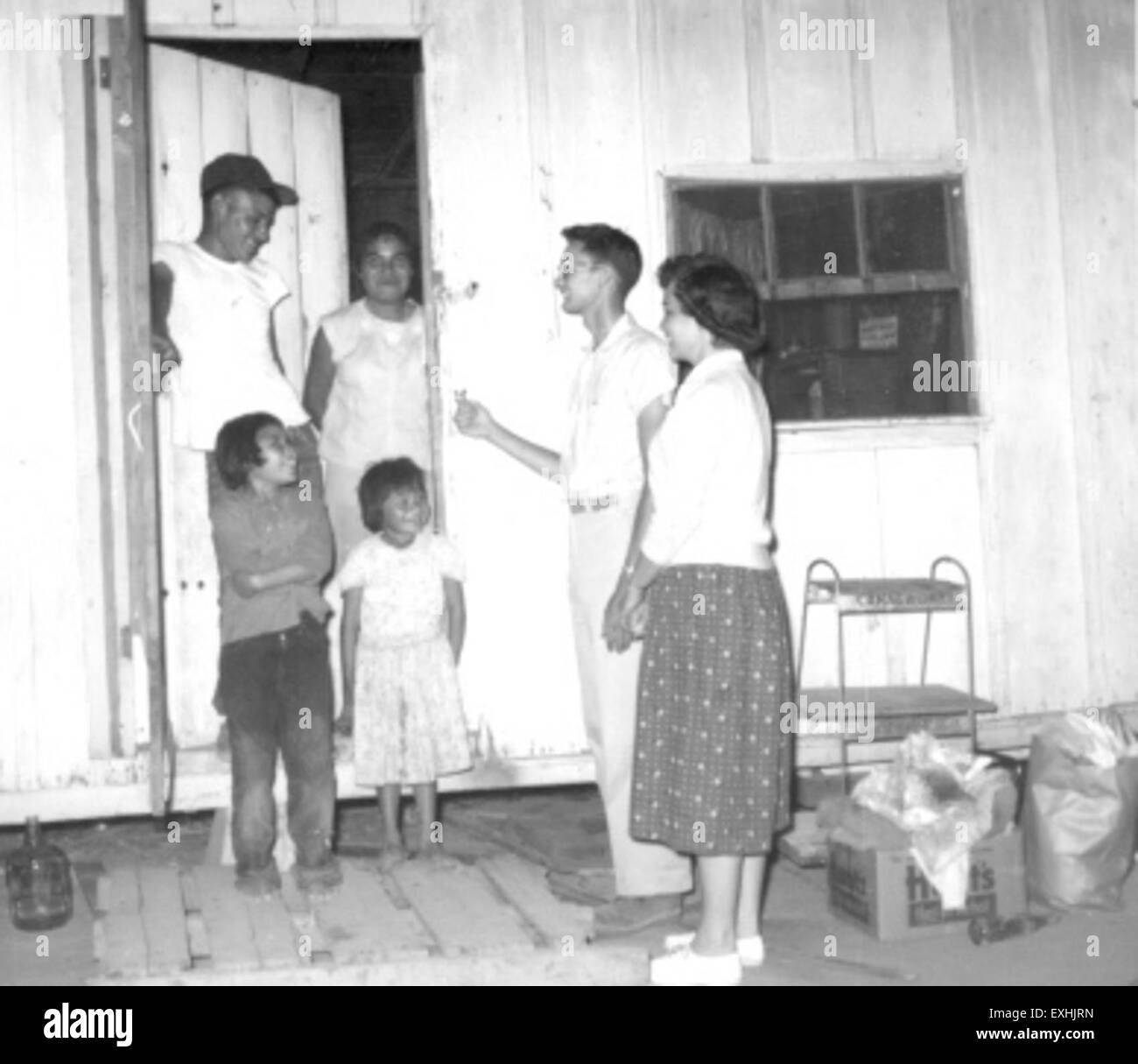 Ein Foto, das das Leben von Migranten in einem Lager in Phoenix, Arizona, zeigt, unterstützt vom Mennonite Board of Missions. Das Bild spiegelt die ehrenamtlichen Bemühungen von Leon und Treva Stutzman im Rahmen des Navaho Voluntary Service-Programms wider. Stockfoto