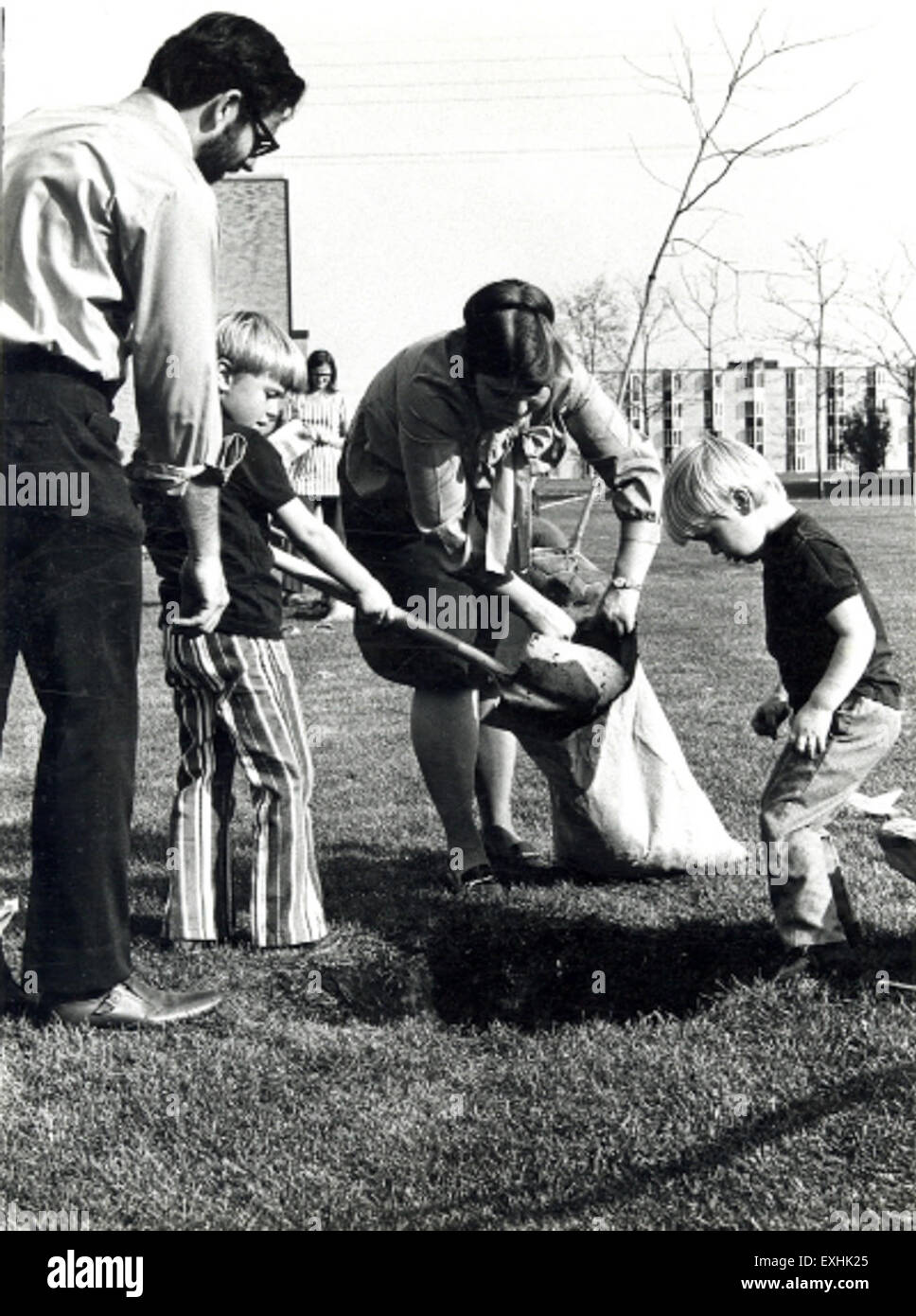 Dieses Kunstwerk zeigt mehrere Kinder, die sich um einen Baum versammelt haben, und bietet eine friedliche und harmonische Szene. Die Darstellung betont die Verbindung zwischen Natur und menschlichem Leben und symbolisiert Unschuld und Freude an der Kindheit in einer natürlichen Umgebung. Stockfoto