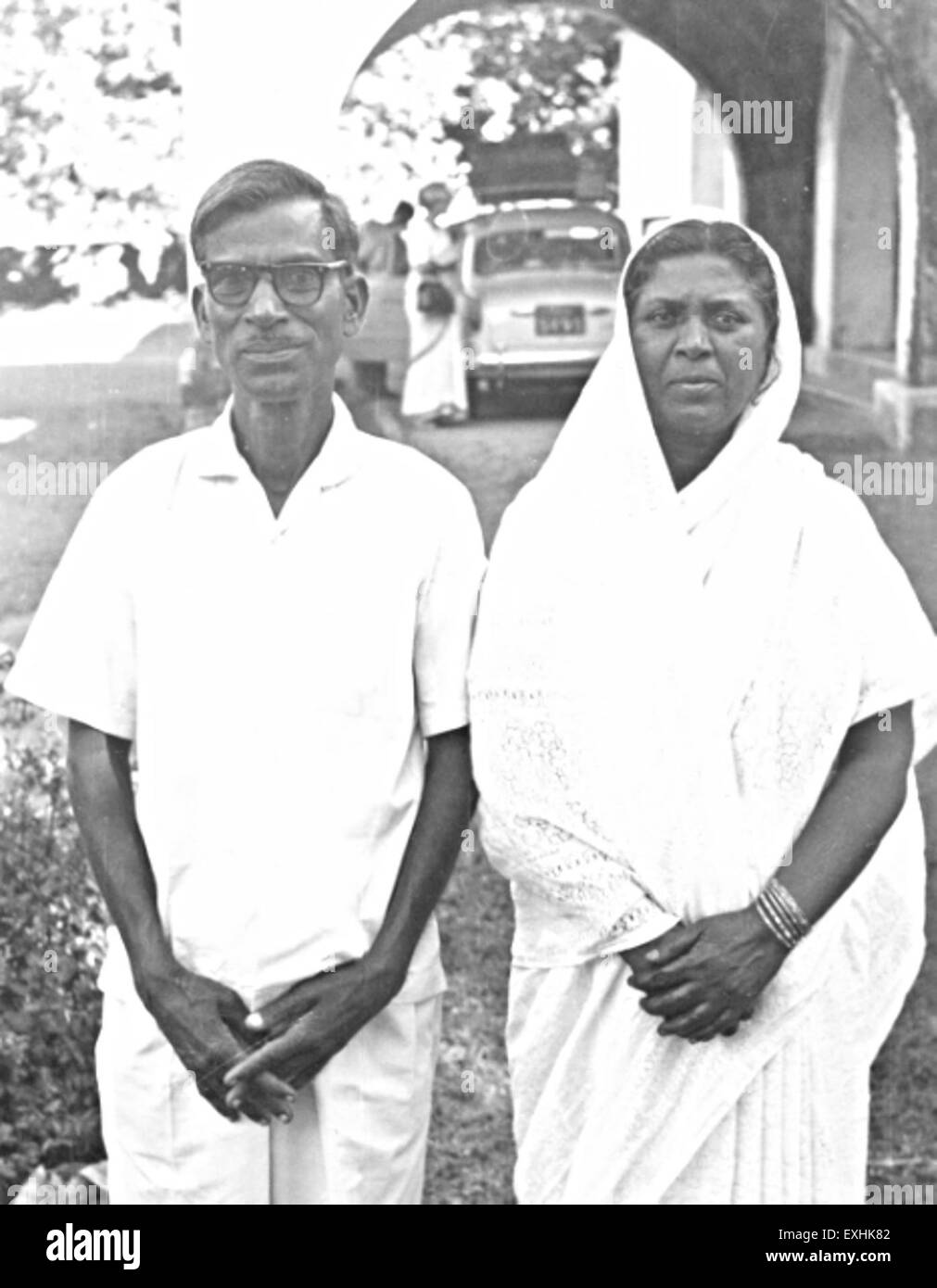Dieses Foto zeigt Mr. Und Mrs. Eli Tatu in Ghatula, Indien, aufgenommen 1973. Das Bild spiegelt die Kleidung und kulturellen Merkmale der Zeit wider und bietet eine Momentaufnahme des täglichen Lebens in Indien während der frühen 1970er Jahre Stockfoto