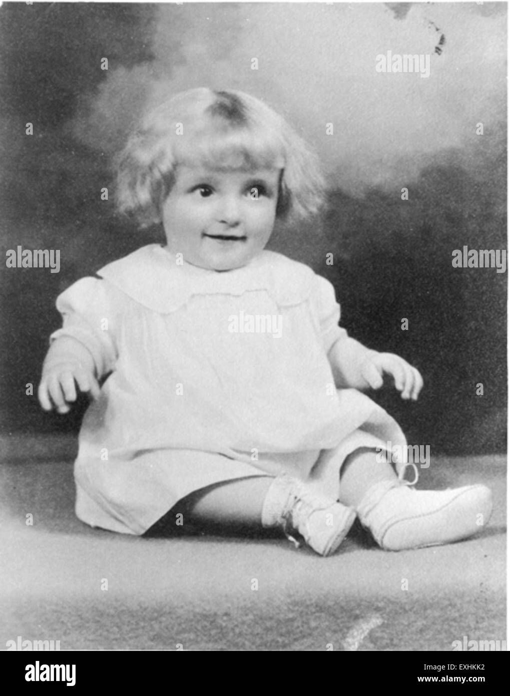 Dieses Bild aus dem Jahr 1935 zeigt Nancy Bender, die sie in einem Moment des täglichen Lebens festnimmt. Das Foto spiegelt die Mode- und Kulturtrends der Epoche wider und bietet einen Einblick in den persönlichen Stil der 1930er Jahre. Stockfoto