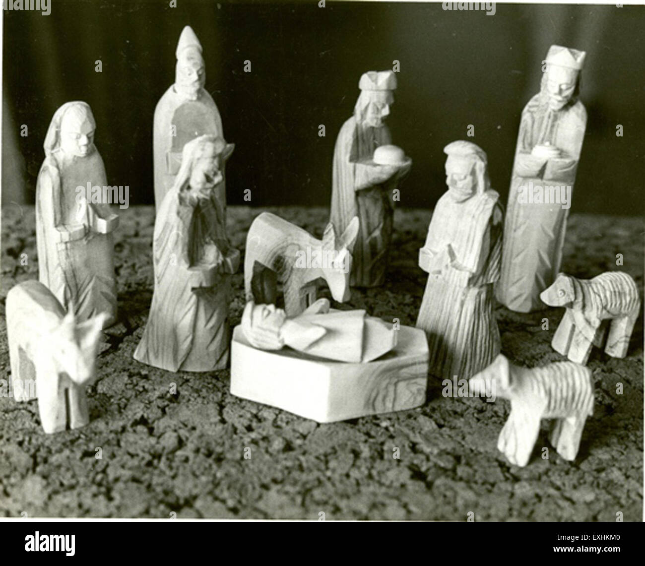 Dieses Kunstwerk stellt die Geburtsszene dar, die die Geburt Jesu Christi darstellt. Es erfasst Schlüsselfiguren wie Maria, Josef und das Jesuskind, umgeben von symbolischen Elementen der Weihnachtsgeschichte. Stockfoto