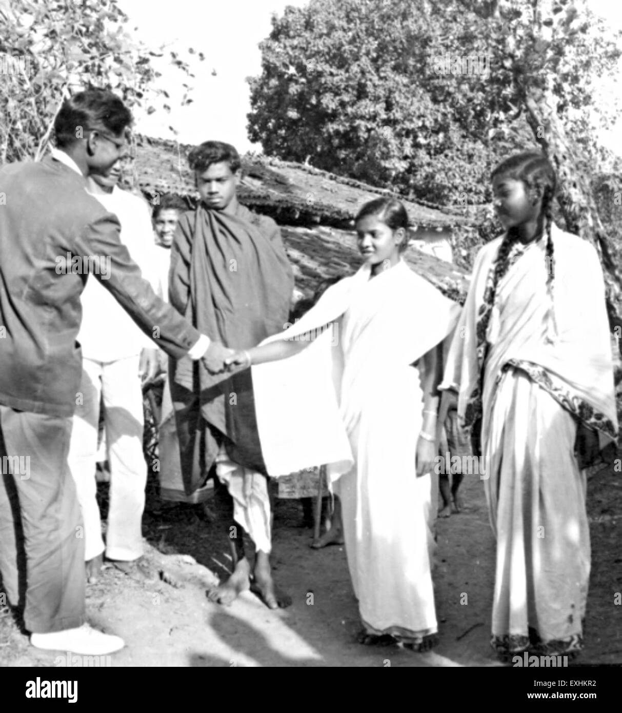 Eine Fotografie aus dem Jahr 1967, die die neuen Kirchenmitglieder von Nareshgarh, Bihar, Indien, zeigt einen Moment des spirituellen Wachstums und der Gemeindeentwicklung im ländlichen Indien. Stockfoto