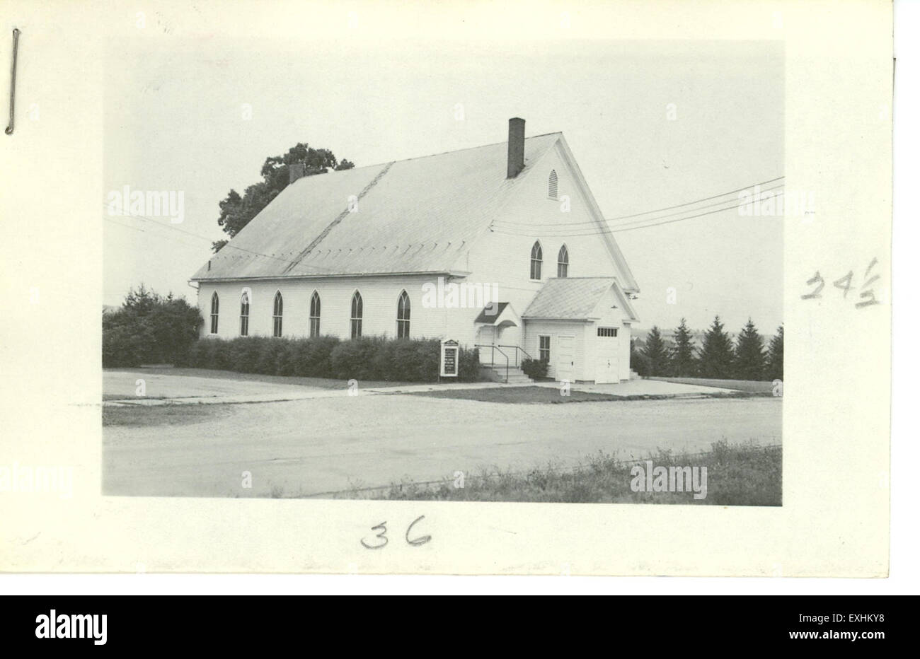 Dieses Bild zeigt die Oak Grove Mennonite Church, ein bedeutender Ort für die mennonitische Gemeinde. Die Kirche dient als Ort des Gottesdienstes und der kulturellen Zusammenkunft für ihre Gemeinde und spiegelt die mennonitische Tradition der Einfachheit und des gemeinschaftsorientierten Glaubens wider. Stockfoto