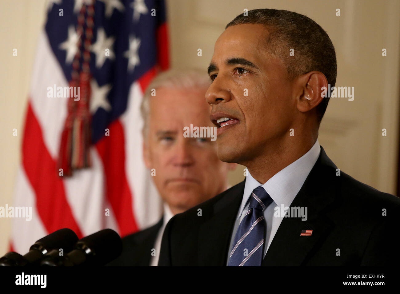 Washington DC, USA. 14. Juli 2015. UUnited Staaten Präsident Barack Obama, stehend mit Vize-Präsident Joe Biden, liefert Bemerkungen im East Room des weißen Hauses in Washington, Dienstag, 14. Juli 2015, nachdem eine Iran-Geschäft erreicht ist. Nach 18 Tagen der intensiven und oft zerstrittenen Verhandlung erklärte Diplomaten Dienstag Weltmächte und Iran ein Wahrzeichen Deal um Irans Atomprogramm im Austausch für Milliarden von Dollar in Befreiung von internationalen Sanktionen Einhalt zu Gebieten getroffen hatte. Bildnachweis: Andrew Harnik/Pool über CNP - NO WIRE SERVICE - Credit: Dpa picture-Alliance/Alamy Live News Stockfoto