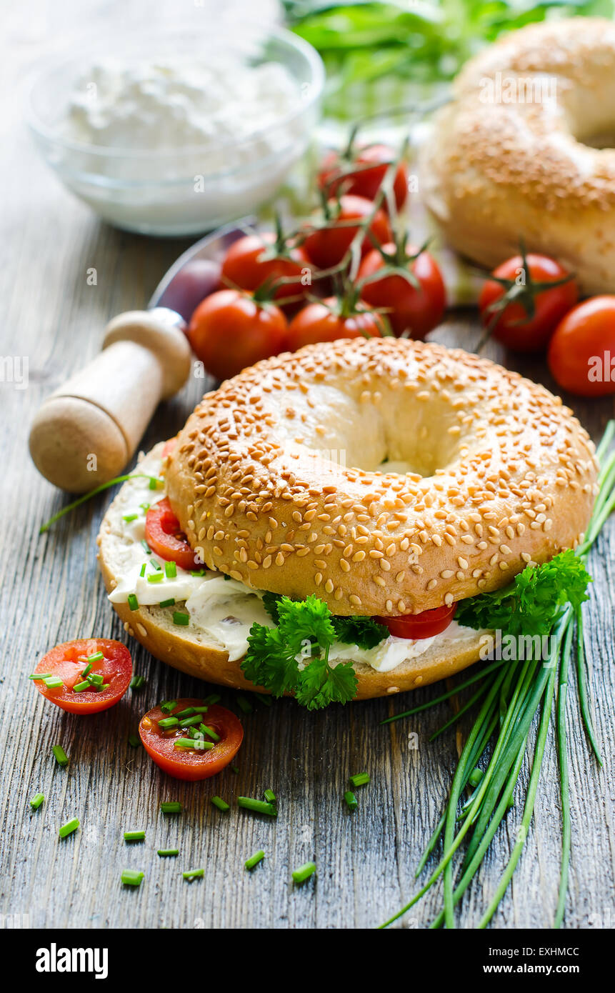 Bagel-Sandwiches mit Frischkäse, Tomaten und Schnittlauch nach gesunden snack Stockfoto