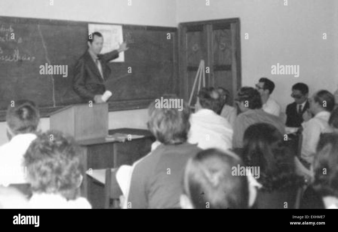 Alfredo Pauls, eine bedeutende Persönlichkeit in brasilianischen Religionskreisen, spricht an die Teilnehmer einer Kirchenkonferenz in Brasilien. Die Veranstaltung betont die Rolle der Kirche in der modernen brasilianischen Gesellschaft und ihre Auswirkungen auf die lokalen Gemeinschaften. Stockfoto