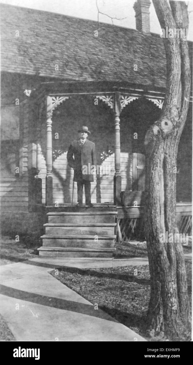 Eine Vintage-Fotografie von Mr. Sawyer, einem 84-jährigen Mann, der einen Moment des Lebens aus einer früheren Ära einfängt. Stockfoto