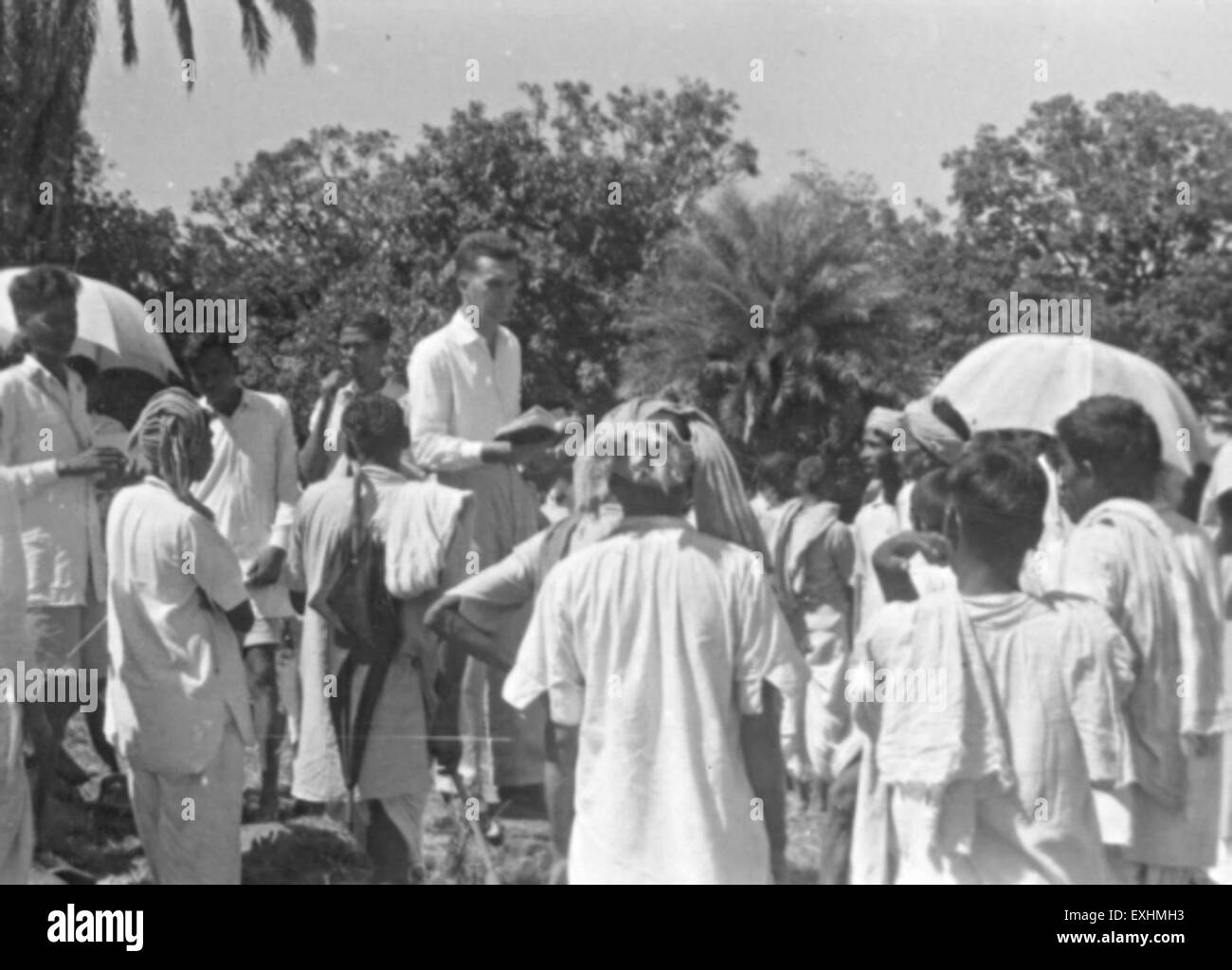 1954 hielt P. Kniss eine Predigt in Indien, die sich auf das Evangelium konzentrierte. Die Veranstaltung war Teil einer mennonitischen Mission und nahm den bedeutenden kulturübergreifenden Aspekt der evangelikalen Öffentlichkeitsarbeit in Indien ein. Stockfoto