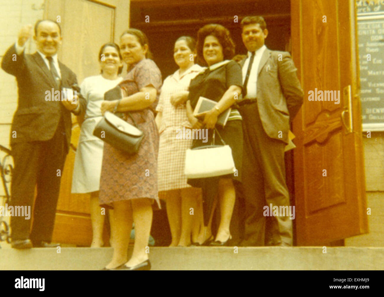 Das Foto von 1968 zeigt einen Teil der Gemeinde auf der Hispanic Mennonite Convention in Brooklyn, New York. Diese Veranstaltung versammelte mennonitische Gemeinden, die die starken gemeinschaftlichen Bindungen und die religiöse Hingabe innerhalb der hispanischen mennonitischen Gemeinschaft widerspiegeln. Stockfoto