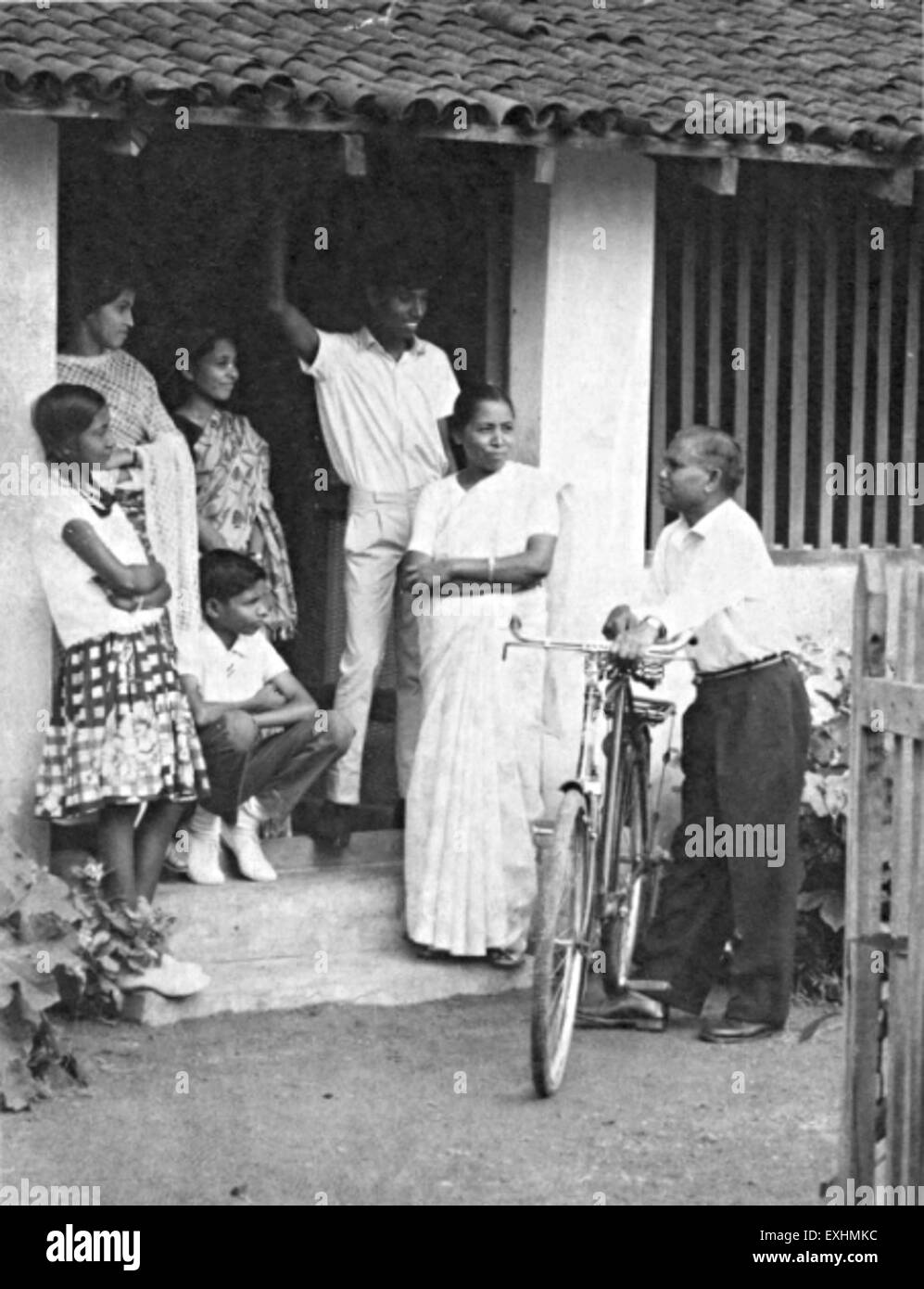 Pastor O.P. Lal und seine Familie 1967 in Dhamtari, Indien. Das Foto zeigt die mennonitische Missionarsfamilie zu dieser Zeit und spiegelt ihre Rolle innerhalb der christlichen Kirche in Indien wider. O.P. Lal war am Mennonite Board of Missions beteiligt und half dabei, das Christentum und die Bildung in der Region zu verbreiten. Stockfoto