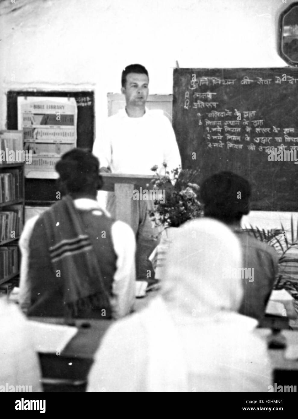 Dieses Foto zeigt Paul Kniss, der 1959 an einer Bibelschule in Bihar unterrichtete. Als Teil des Mennonite Board of Missions spielte Kniss in dieser Zeit eine wichtige Rolle bei der Erziehung und Verbreitung christlicher Lehren in Indien. Stockfoto