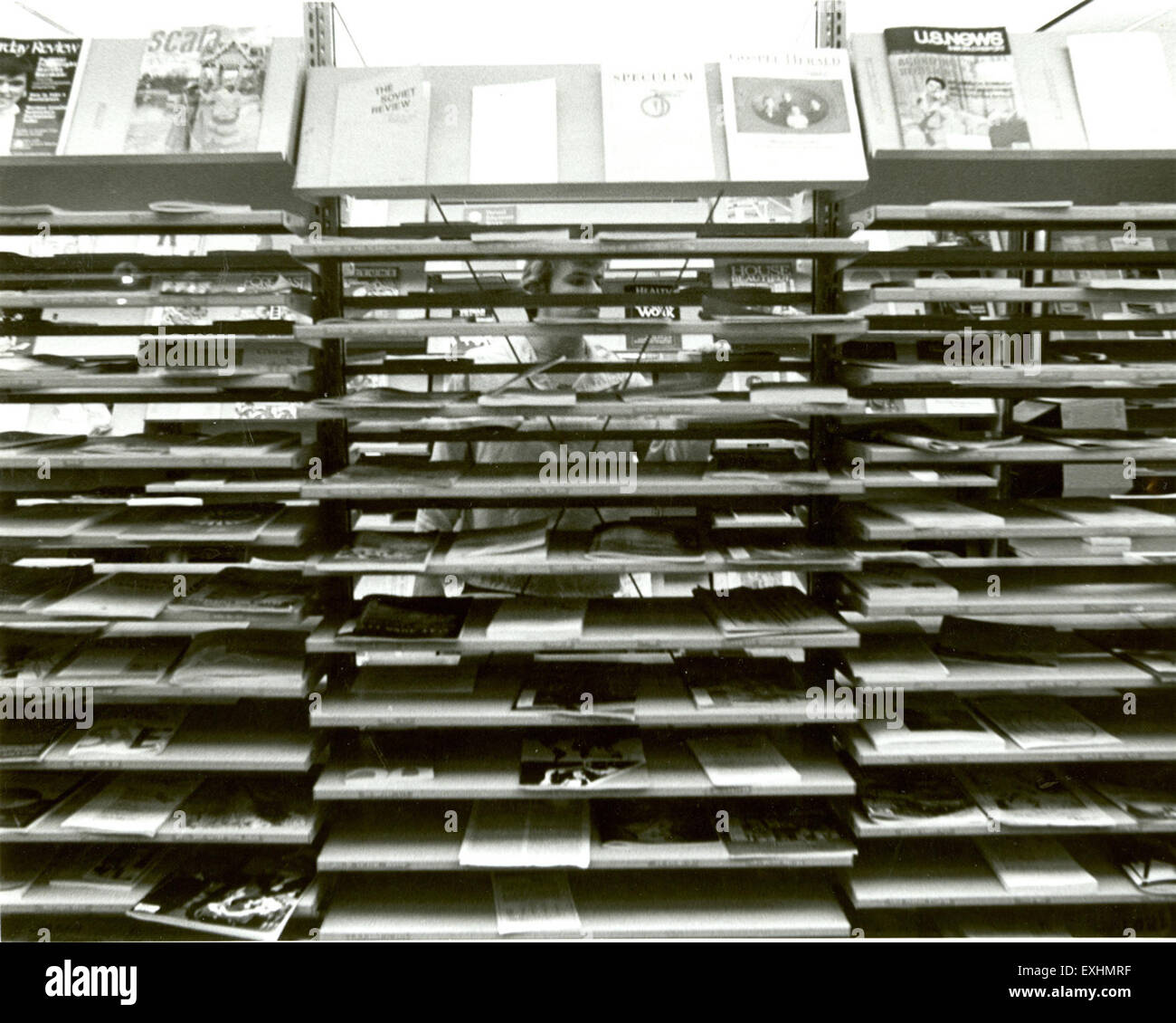 Dieses Foto zeigt die Zeitschriftenregale in der Goshen College Library mit einer Sammlung von Zeitschriften aus dem akademischen Jahr 1983-84. Das Bild zeigt das Engagement der Bibliothek für die Pflege von Bildungsressourcen. Stockfoto