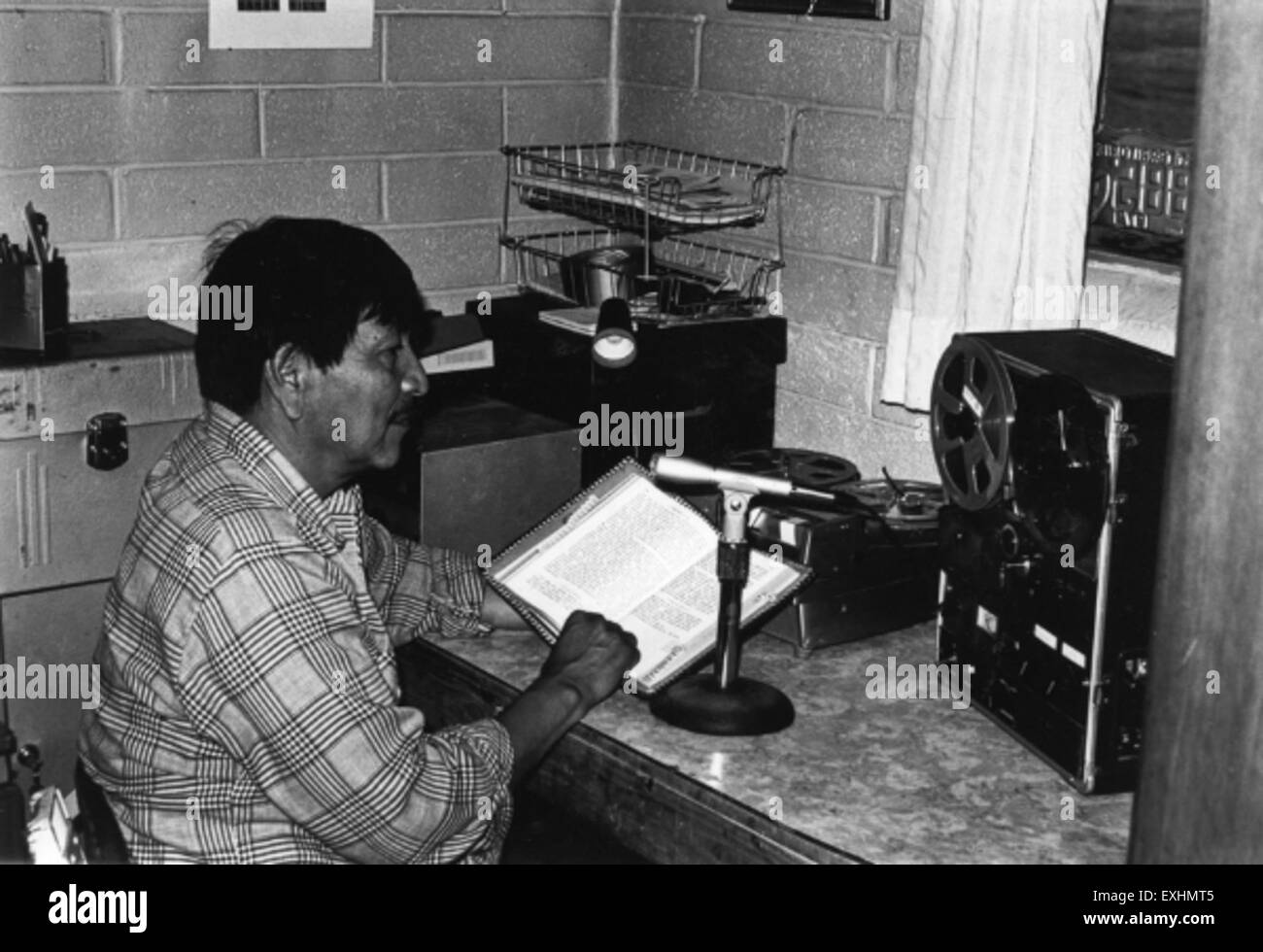 Peter Burbank fotografiert 1985 Chinle, Arizona, und fängt die Schönheit des amerikanischen Südwestens ein. Chinle ist bekannt für seine dramatischen Landschaften und repräsentiert den Geist des ländlichen Arizonas Mitte der 1980er Jahre Stockfoto