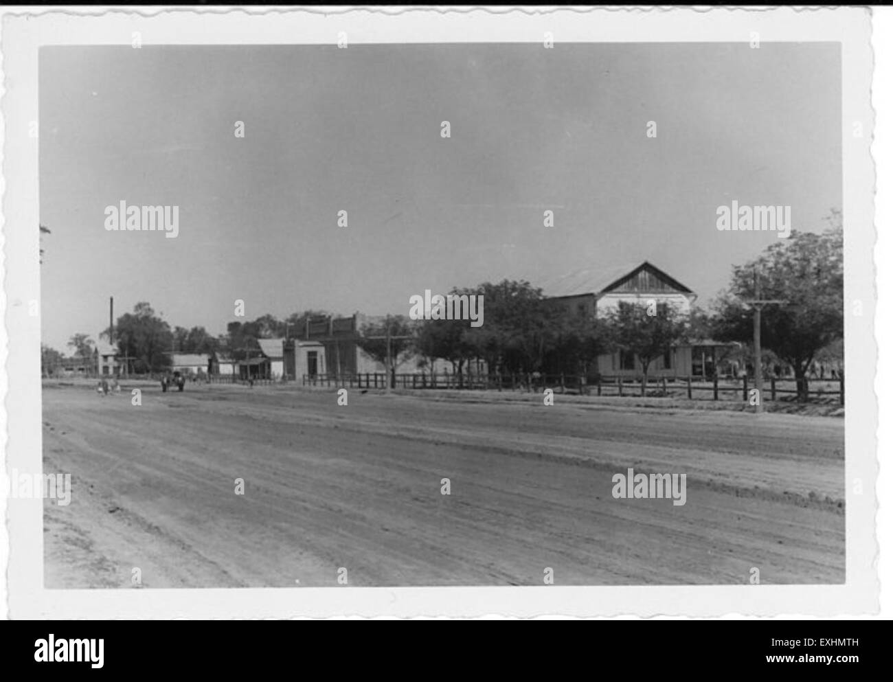 Dieses Foto von Arthur Voth zeigt mennonitische Flüchtlinge in Philadelphia, die während des Zweiten Weltkriegs aus Paraguay umgesiedelt waren. Das Bild spiegelt ihre Reise und die Rolle des Mennoniten-Zentralkomitees bei ihrer Neuansiedlung wider. Stockfoto