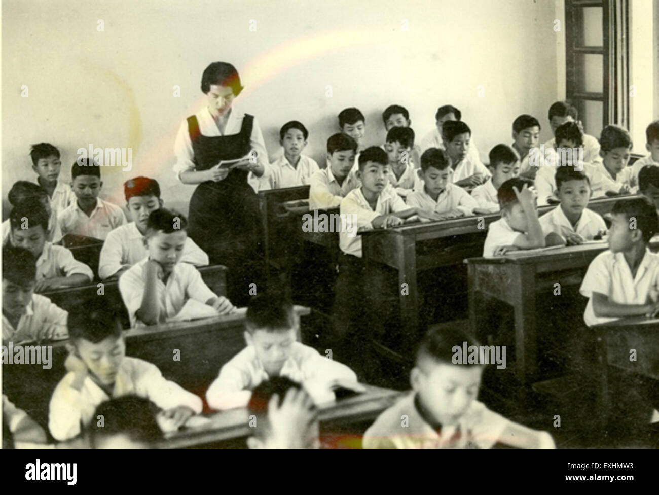 Phyllis Colyer, ein ehrenamtlicher Lehrer in Vietnam, der lokalen Studenten Englisch unterrichtete. Dieses Bild unterstreicht ihre Rolle im internationalen Freiwilligendienst, wobei der Schwerpunkt auf Bildung und kulturellem Austausch im Klassenzimmer liegt. Stockfoto