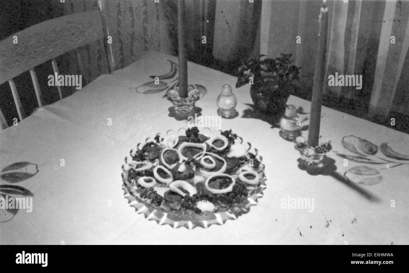 Dieses Foto zeigt die mennonitische Gemeinde in Goshen, Indiana, die ein traditionelles Gericht mit eingelegtem Herz und Zunge zubereitet. Die Mennoniten sind bekannt für ihre starken kulturellen Bindungen und ihre Betonung auf einheimische Lebensmittelpraktiken. Stockfoto