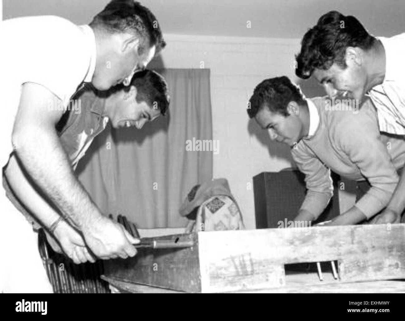 Dieses Bild zeigt eine Gruppe junger Männer, die eine Hybridsportart spielen, die Tischtennis und Hockey kombiniert, überraschend, Arizona. Es spiegelt das Engagement der Gemeinde und den aktiven Lebensstil wider, den das Mennonite Board of Missions gefördert hat. Stockfoto