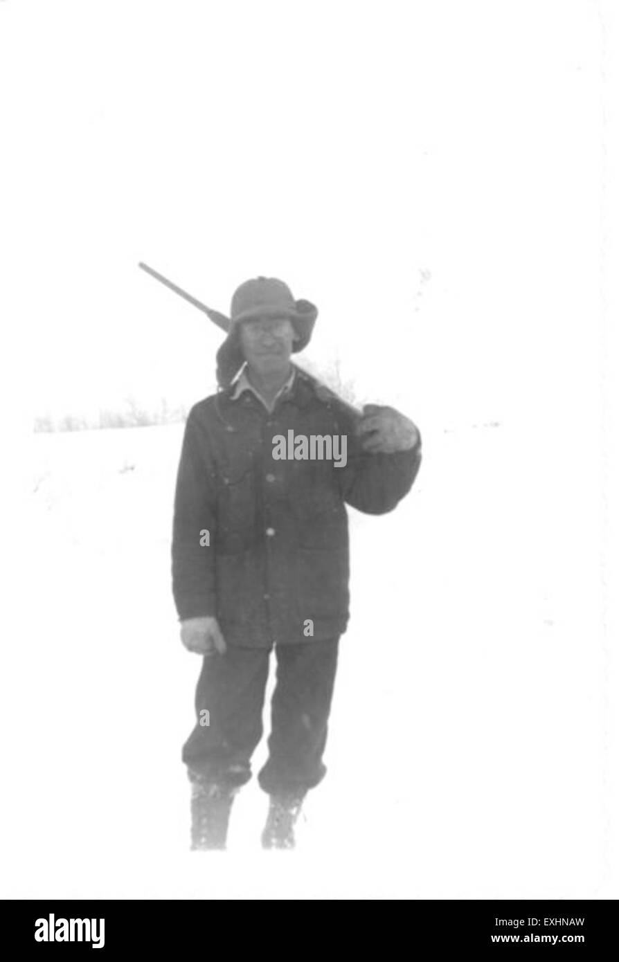 Dieses Bild zeigt Mitglieder der Familie Hunter – Carol, Don, Eunice und Leslie – die im Rahmen des Mennonite Voluntary Service-Programms Jagdaktivitäten in Alaska betreiben. Ihr Engagement spiegelt die Missionsarbeit und den Gemeindedienst in der Region während ihrer Zeit in Alaska wider. Stockfoto