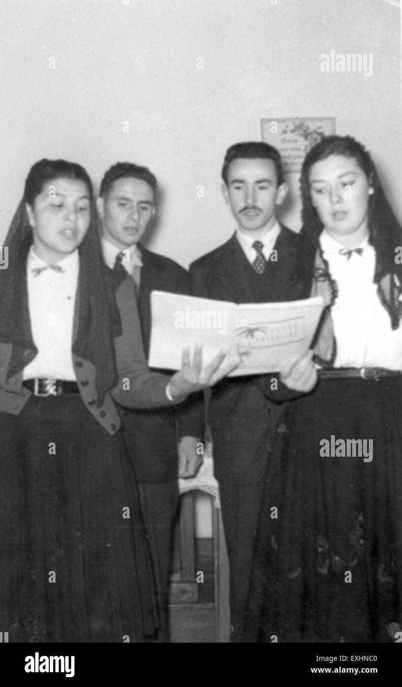 Ein Foto, das ein Quartett von Musikern zeigt, die in Arrecifes, Argentinien, auftreten. Das Bild fängt das Wesen einer Live-Musik-Performance ein und unterstreicht die Harmonie und das Können der Musiker im Freien. Stockfoto