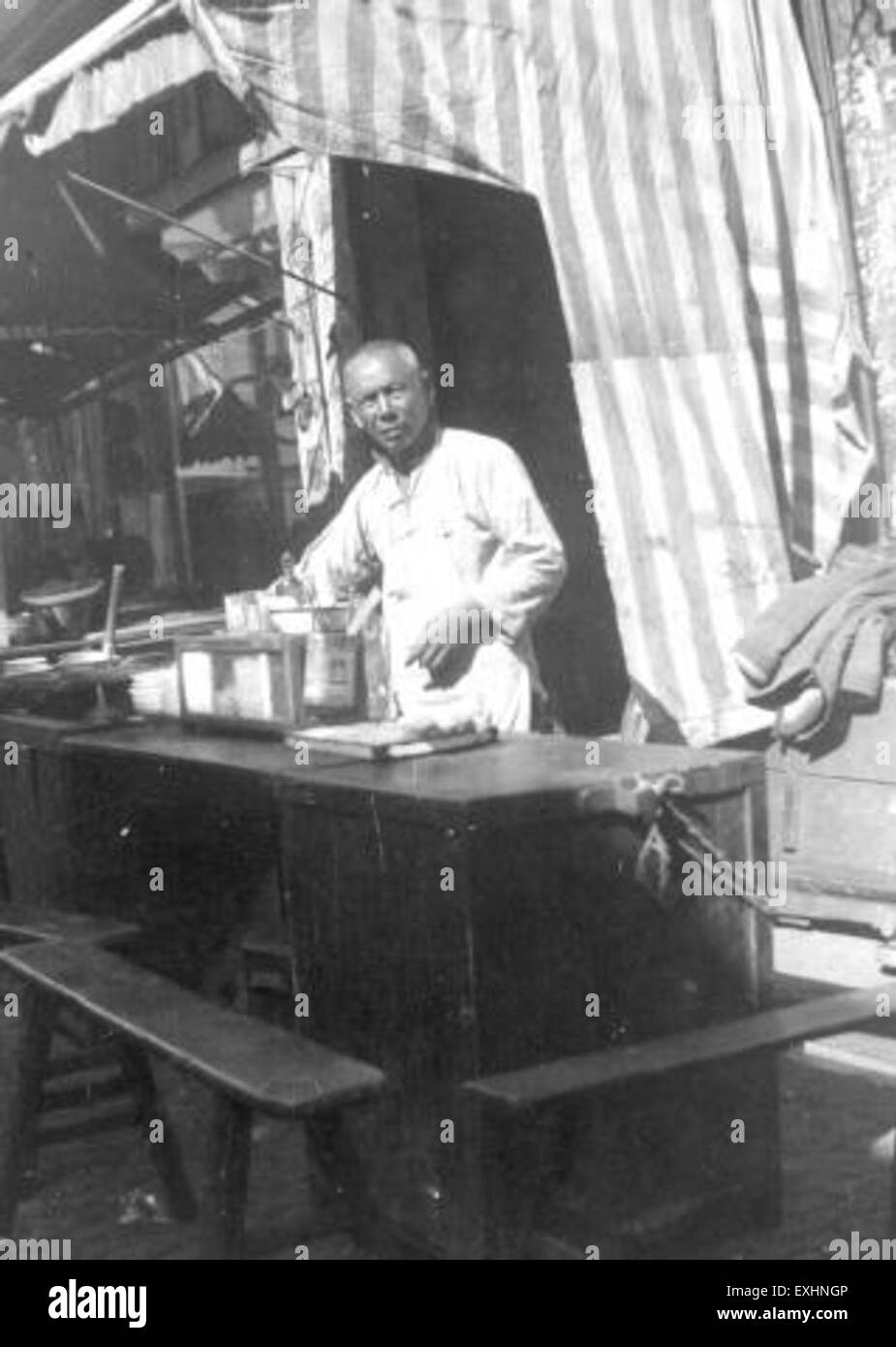 Dieses Bild zeigt einen Restaurantbesitzer, möglicherweise in einem professionellen Umfeld, der seine täglichen Geschäftsaktivitäten ausübt. Die Szene zeigt die Rolle eines Geschäftsinhabers in der Gastronomie. Stockfoto