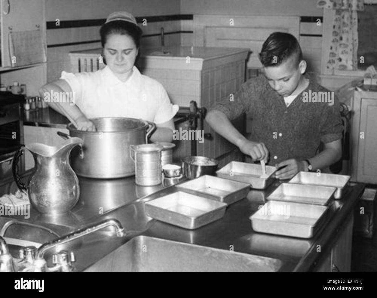 Rhea Zimmermann und Larry kochen zusammen, Kansas City Kinderheim, 1 Stockfoto