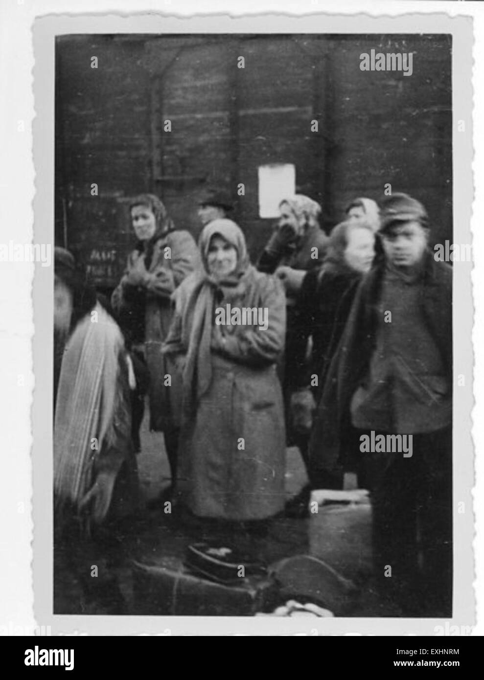 Eine Gruppe russischer mennonitischer Flüchtlinge, die vor dem Konflikt in Russland flohen und in anderen Ländern Zuflucht suchten. Diese Flüchtlinge waren Teil der breiteren Migration der Mennoniten im 20. Jahrhundert. Stockfoto