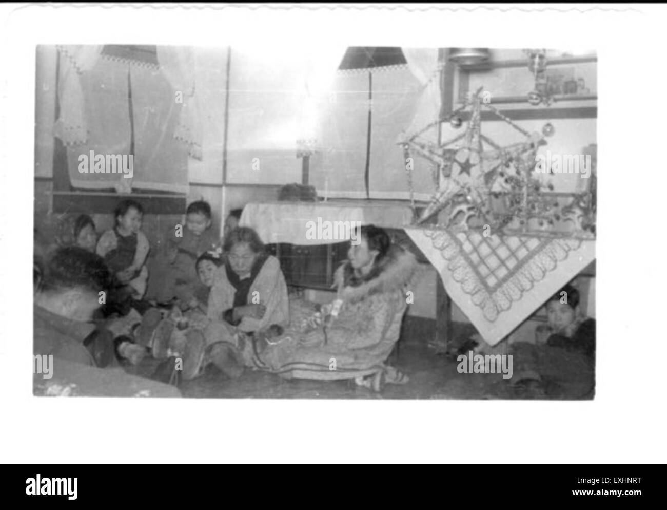 Dieses Kunstwerk fängt die russisch-orthodoxe Weihnachtsfeier ein und verbindet die Traditionen des mennonitischen Missionsnetzwerks und des Alaska Freiwilligen Dienstes und hebt kulturübergreifende religiöse Praktiken im Kontext Alaskas hervor. Stockfoto