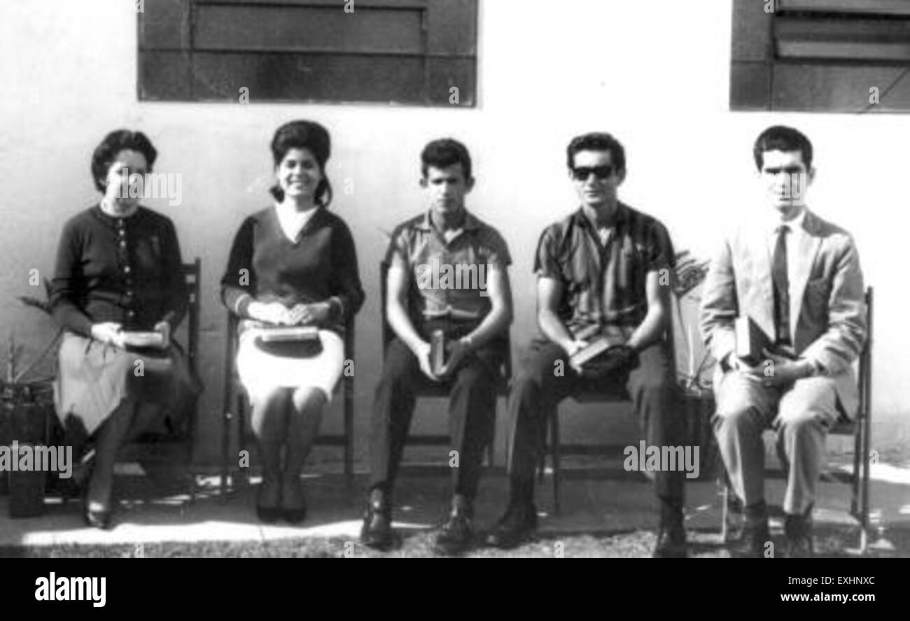 Das Foto zeigt eine Gruppe von Taufkandidaten in São Paulo, Brasilien, die eine religiöse Zeremonie repräsentieren. Dieses Bild fängt die kulturelle und spirituelle Bedeutung des Ereignisses im Kontext der brasilianischen Gesellschaft ein. Stockfoto