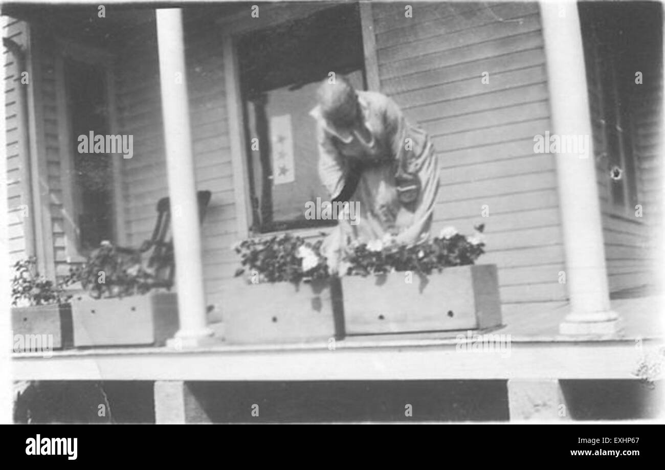 *Second Visit Home, Mutter mit Blumen und Sternen 1* ist ein Kunstwerk, das die Verbindung zwischen Mutter und Kind repräsentiert. Das Stück enthält symbolische Elemente der Natur wie Blumen und Sterne, die Gefühle von Wärme und familiärer Liebe wecken. Stockfoto