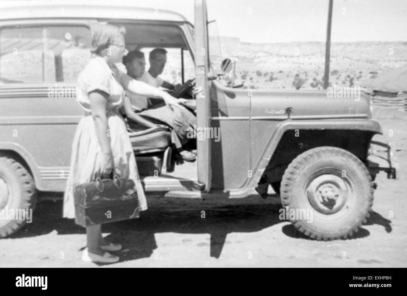 Dieses historische Bild zeigt einen „kranken Ruf“ bei der Black Mountain Mission in Chinle, Arizona, der die medizinische Hilfe der Navajo-Gemeinde durch das Mennonite Board of Missions Mitte des 20. Jahrhunderts zeigt. Stockfoto