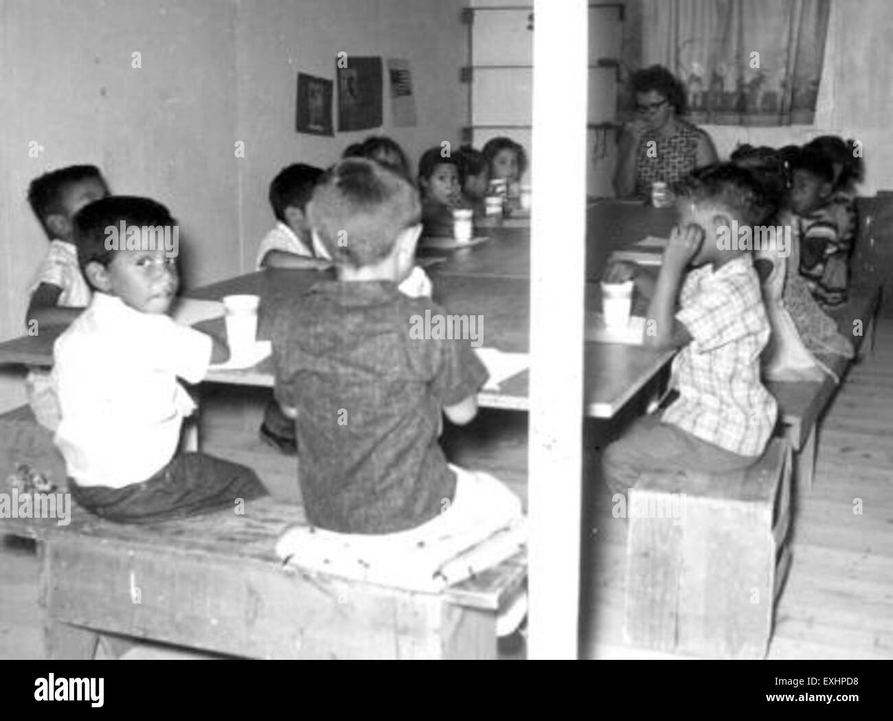Dieses Foto fängt einen Moment während eines Imbisses in einem Kindergarten in Stanfield, Arizona, ein. Kinder genießen ihre Pause, ein routinemäßiger Teil der frühkindlichen Erziehung, der sowohl Nahrung als auch soziale Interaktion bietet. Stockfoto