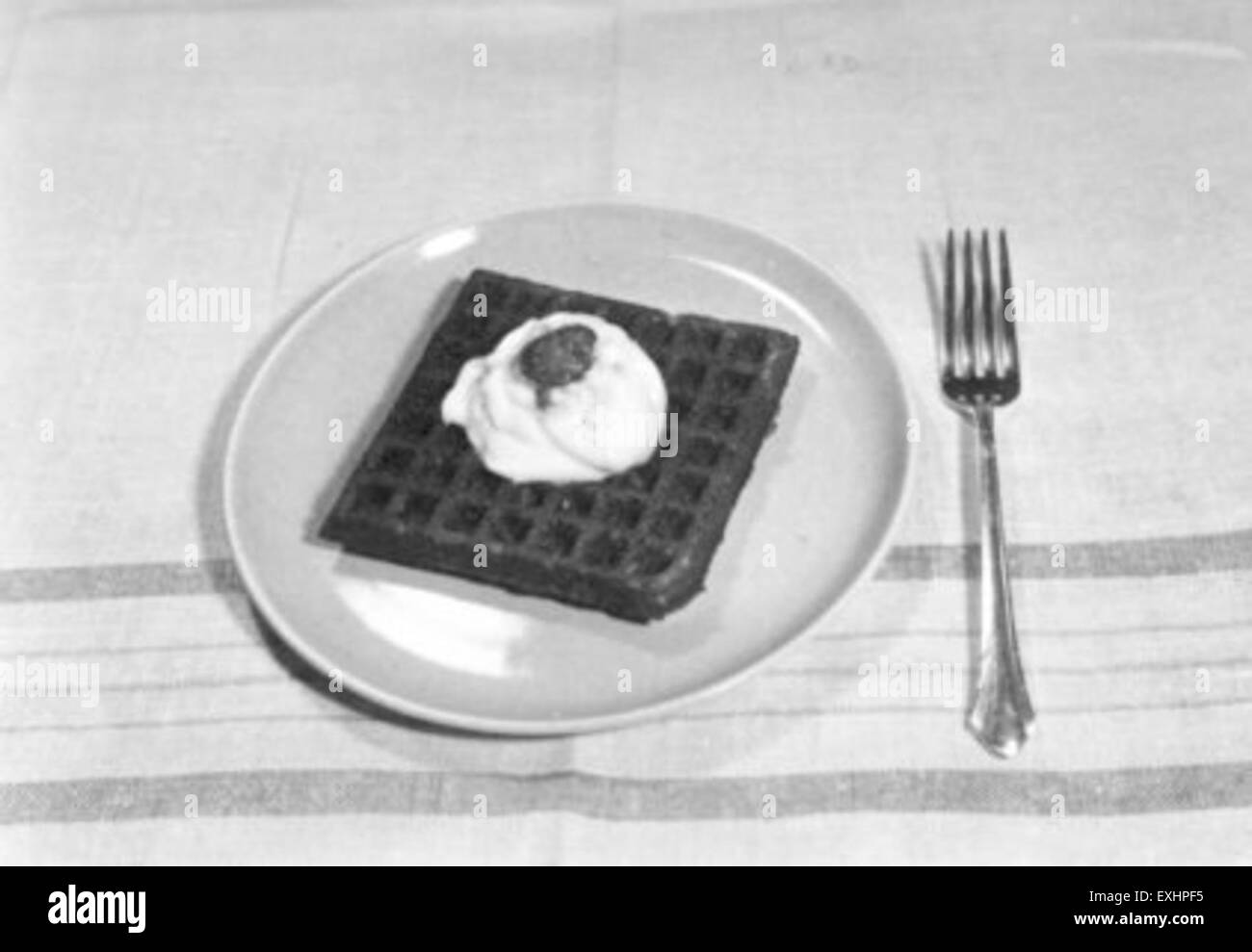 Sorghum Dessert Waffeln, ein traditioneller Leckerbissen aus der Goshen Mennonite Community in Indiana, werden aus Sorghumsirup hergestellt, der einen süßen und erdigen Geschmack bietet. Dieses Gericht spiegelt das landwirtschaftliche Erbe der Gemeinde und die lokalen Lebensmittelpraktiken wider. Stockfoto