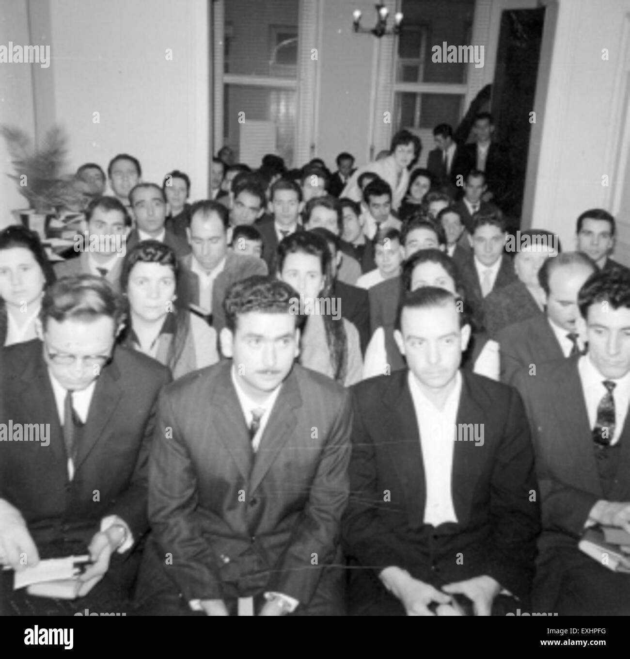 Ein Foto, das eine spanische Gemeinde in Brüssel darstellt. Dieses Bild fängt einen Moment religiöser und kultureller Zusammenkünfte ein und zeigt die Verbindung der Gemeinschaft zu ihrem Glauben und ihrem Erbe, während sie im Ausland in Belgien lebt. Stockfoto