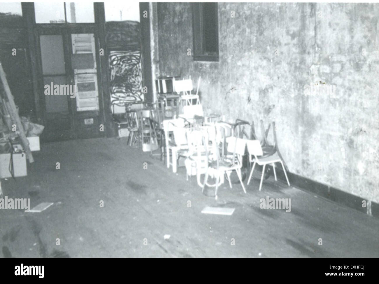 Dieses Foto zeigt die gestapelten Stühle in einem Kaffeehaus in Elkhart, Indiana, und symbolisiert die ungezwungene, einladende Umgebung eines freiwilligen Dienstbereiches. Das Bild konzentriert sich auf die Alltagsgegenstände und das Ambiente von Gemeinschaftsräumen. Stockfoto