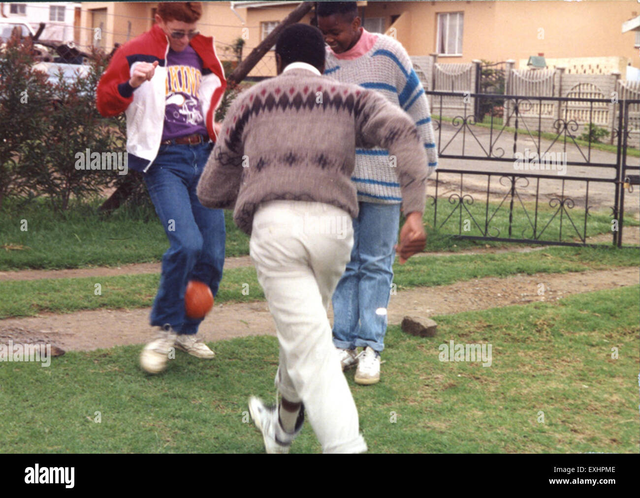 Stuart Isaac wird in diesem dynamischen Moment beim Fußballspielen mit Freunden festgehalten und zeigt die lebendige Energie und Teamarbeit des Sports. Dieses Bild spiegelt einen lässigen, angenehmen Moment im täglichen Leben wider und unterstreicht den universellen Reiz des Fußballs als Freizeitbeschäftigung. Stockfoto
