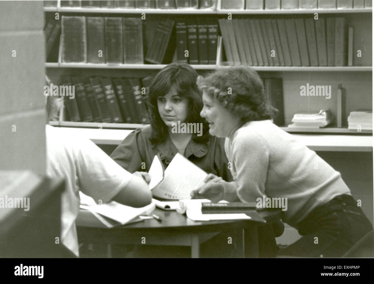 Ein Foto von 1981-82 einer Studiengruppe in der Goshen College Library. Das Bild zeigt das akademische Umfeld der Hochschule, in dem Studenten in Gruppenstudien teilnehmen. Stockfoto