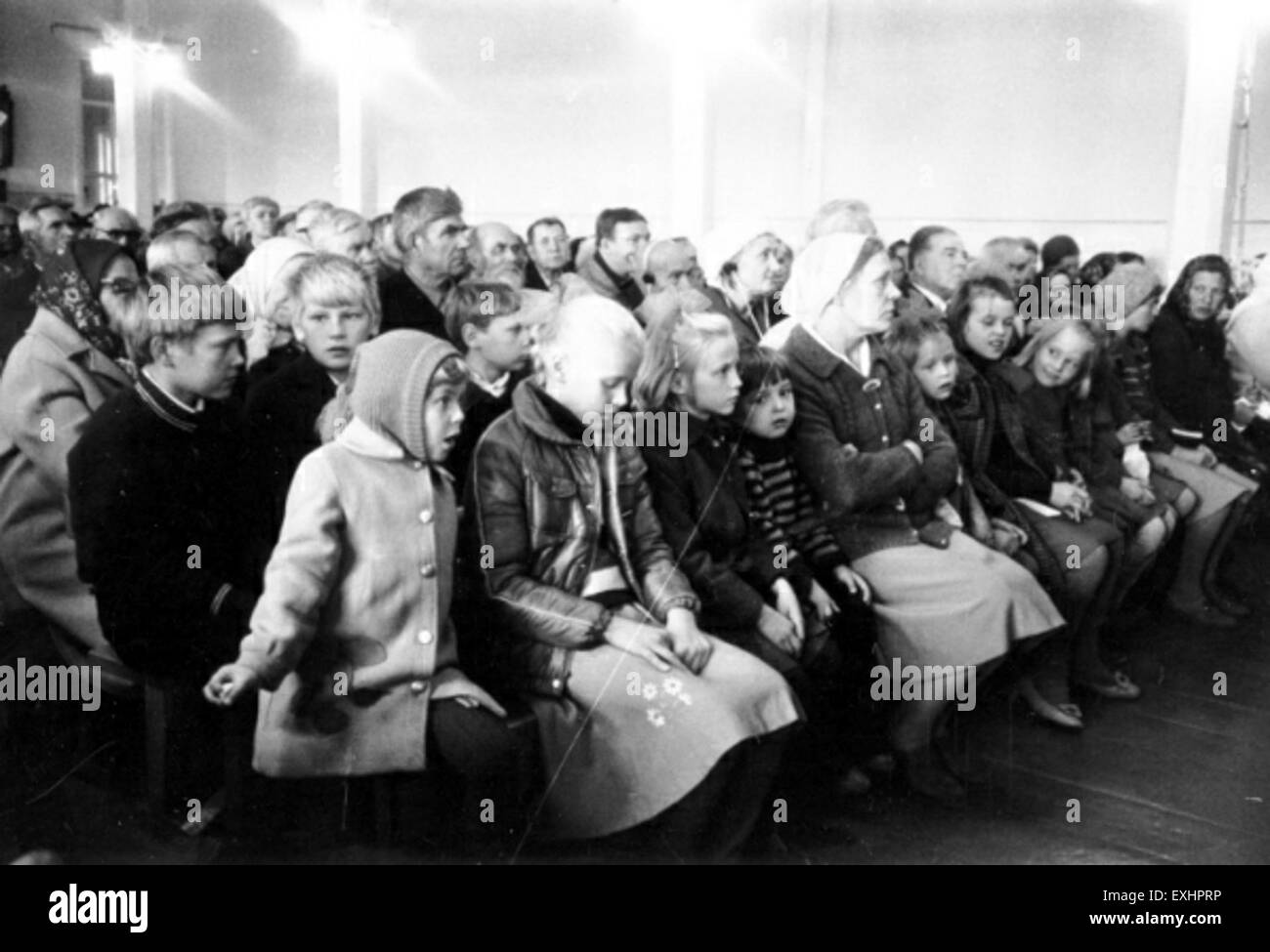 Ein Foto von 1982, das einen Sonntagsgottesdienst in der Nowosibirsker Baptistenkirche in der Sowjetunion zeigt. Dieses Bild zeigt religiöse Praktiken in der UdSSR während einer Zeit staatlich kontrollierter Religion. Stockfoto