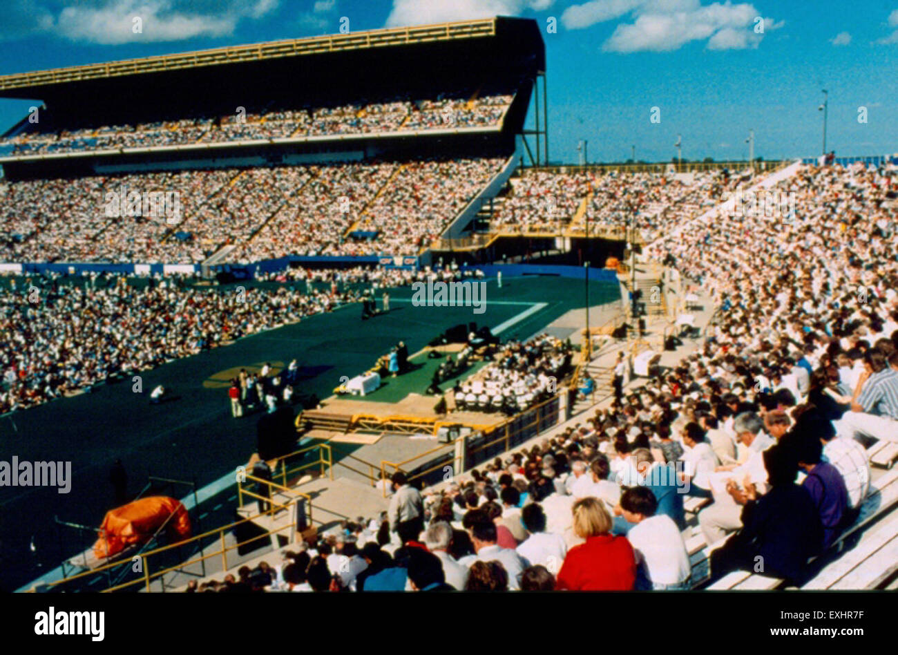 Auf der Brücke in Winnipeg, Manitoba, findet die Mennonite World Conference statt, eine wichtige Veranstaltung zur Feier der Geschichte und des kulturellen Erbes der mennonitischen Gemeinden. Die Brücke symbolisiert Einheit und Verbundenheit über Generationen und Regionen hinweg, wobei der Schwerpunkt auf religiösem und kulturellem Austausch liegt. Stockfoto
