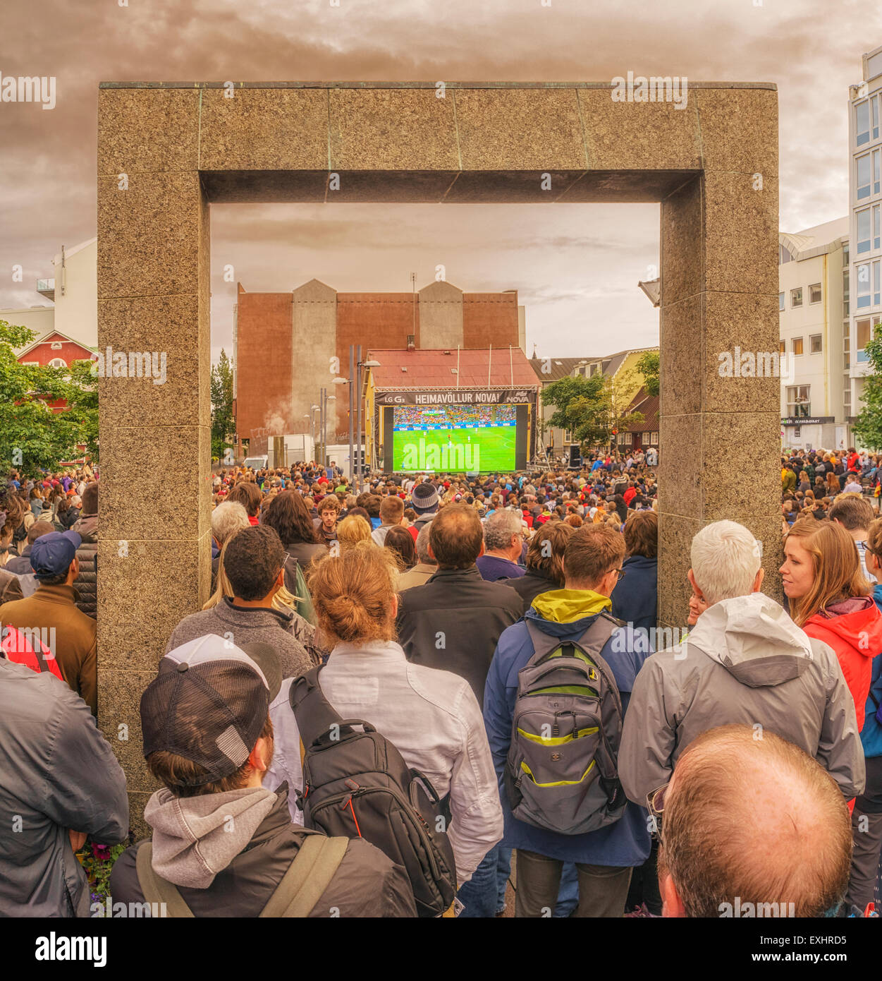 Menschenmassen beobachten die Fußball-WM Finale im Freien in Reykjavik, Island. 13. Juli 2014 Stockfoto