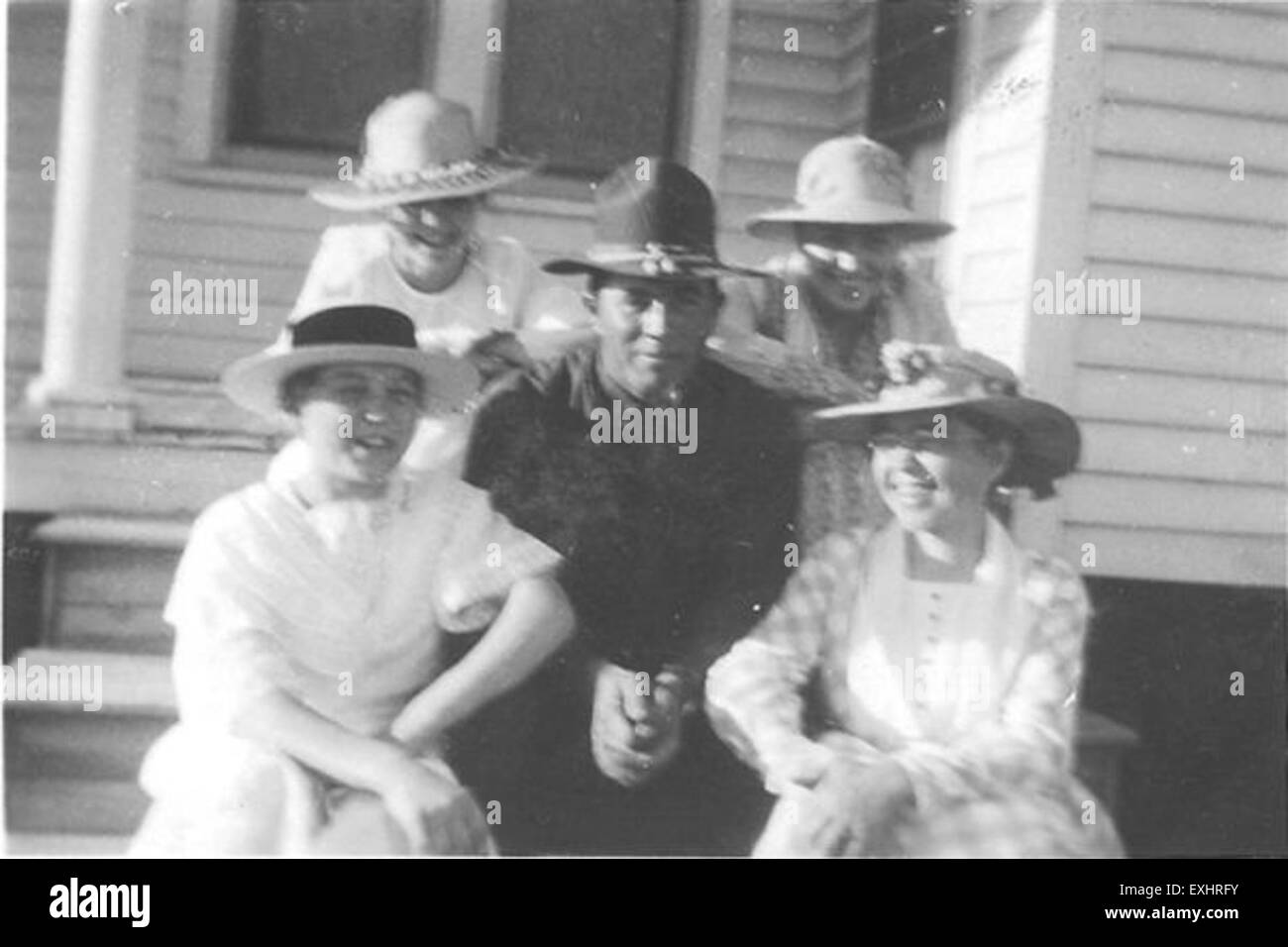 „Third Visit Home“ ist eine ergreifende Darstellung einer Frau, die nach Hause zurückkehrt, während „Rosy Thorn“ auf den symbolischen Aspekt des Kunstwerks verweist. Das Stück konzentriert sich auf emotionale und nostalgische Themen. Stockfoto