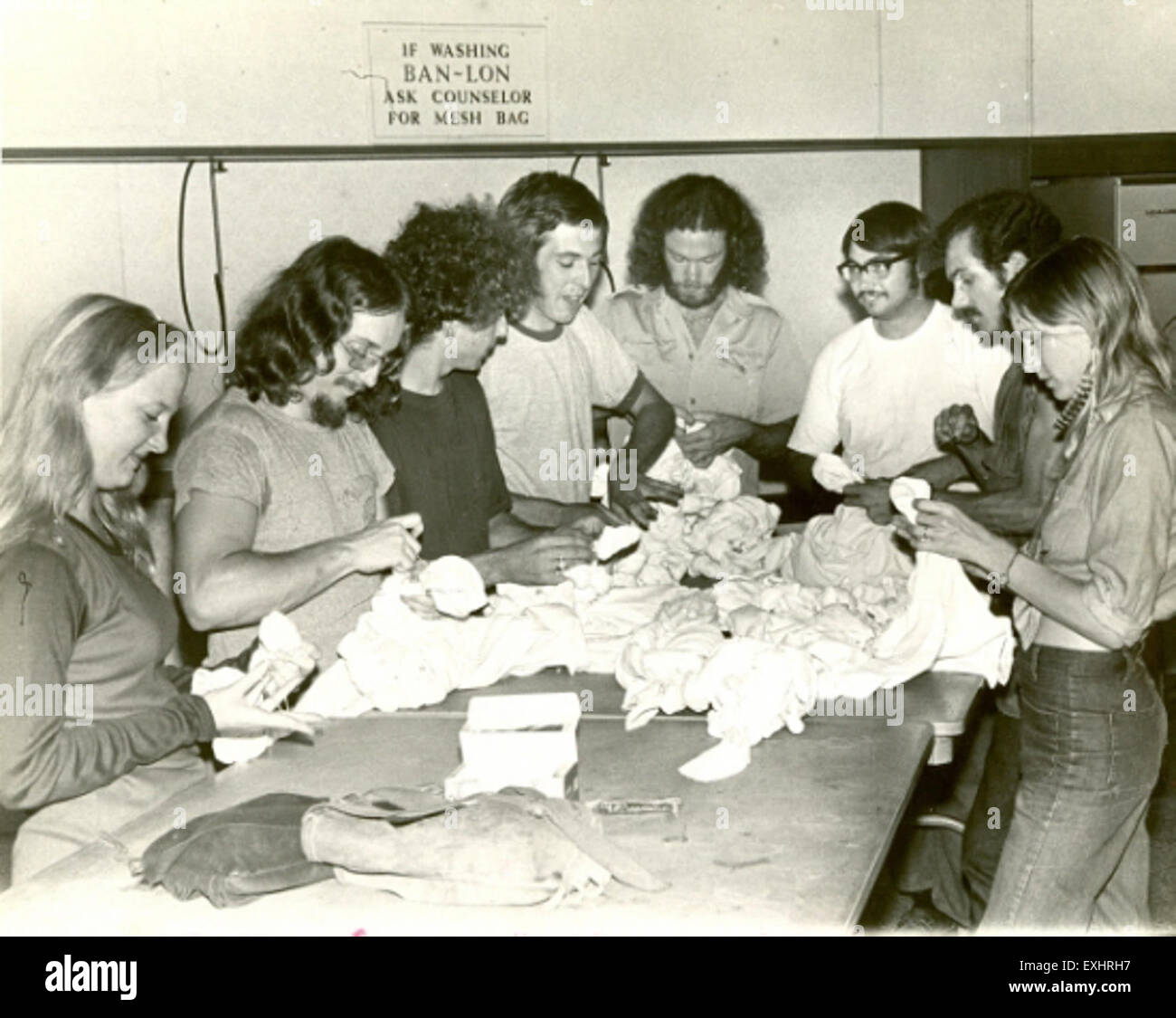 Das Binden ist eine beliebte Technik zum Färben von Stoffen, die für ihre lebendigen, farbenfrohen Muster bekannt ist. Bei diesem Prozess werden Gewebe gefaltet, gedreht oder gebunden und anschließend Farbe aufgetragen, um einzigartige, oft psychedelische Designs zu kreieren. Tie-Dying wurde in den 1960er Jahren als Teil der Gegenkultur-Mode populär und wird immer noch in der modernen Mode und Kunst verwendet. Stockfoto