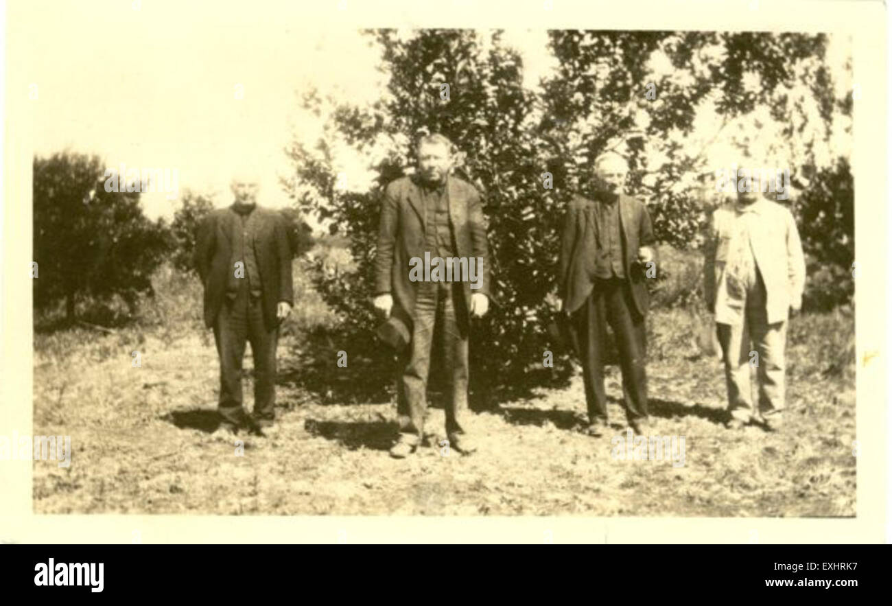 Dieses Foto zeigt Mennoniten in Paraguay, insbesondere Toews, Friesen, Neufeld und Doericksen. versammelt unter einem Zitronenbaum. Die Szene veranschaulicht ihr Leben in Paraguay und betont die Verbindung der Gemeinde zur Landwirtschaft und ihre mennonitischen Wurzeln. Stockfoto