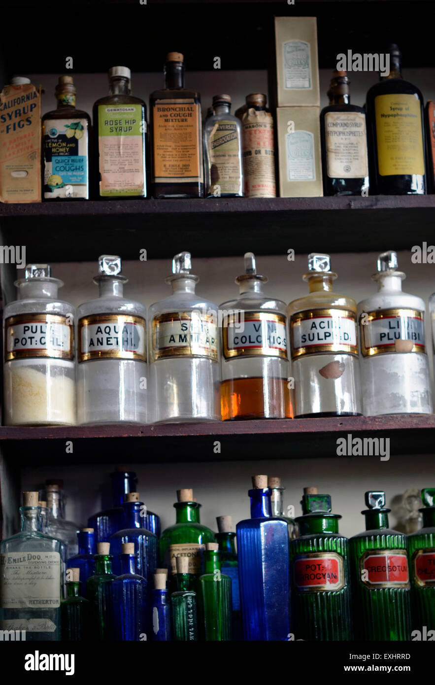 Antique chemist bottles -Fotos und -Bildmaterial in hoher Auflösung – Alamy