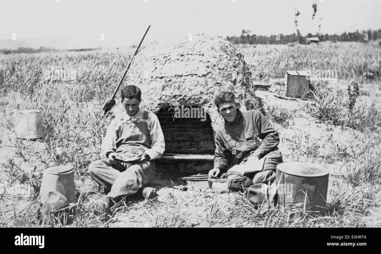 Eine historische Fotografie aus dem Jahr 1870, die zwei Kommandanten (COS) zeigt, die Bibeln lesen. Das Bild spiegelt die Betonung der Ära auf religiöse Praxis und die Rolle des Glaubens unter Militärführern im 19. Jahrhundert wider. Stockfoto
