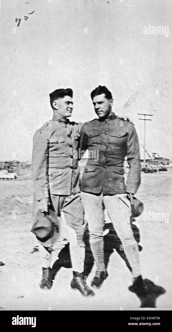 Das Bild zeigt zwei Männer in Militäruniform, wahrscheinlich aus dem späten 19. Oder frühen 20. Jahrhundert. Ihre Kleidung spiegelt den Stil der Zeit wider, und ihre Haltung vermittelt die Ernsthaftigkeit ihres Berufs in einem historischen militärischen Kontext. Stockfoto