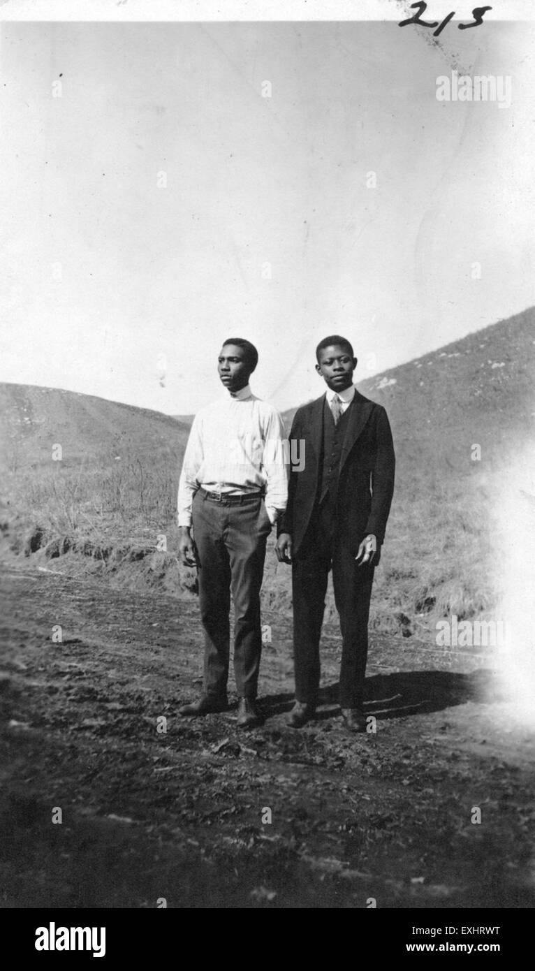 Ein Porträt aus dem 19. Jahrhundert von zwei jungen Männern in formeller Kleidung. Das Gemälde fängt einen Moment des gesellschaftlichen Status und der Eleganz ein, der für die Zeit typisch ist, und spiegelt die Mode- und Porträttrends der 1800er Jahre wider Stockfoto