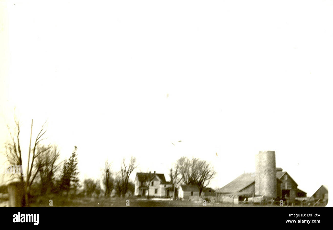 Die Farm von Onkel Joe Longenecker in Illinois ist eine ikonische Darstellung des ländlichen Lebens in Amerika Mitte des 20. Jahrhunderts. Die Farm im Herzen des Mittleren Westens spielte eine Schlüsselrolle in der Agrarwirtschaft und betonte die familienbetriebene Landwirtschaft und die Verbindung zwischen ländlichen Gemeinden und Land. Stockfoto