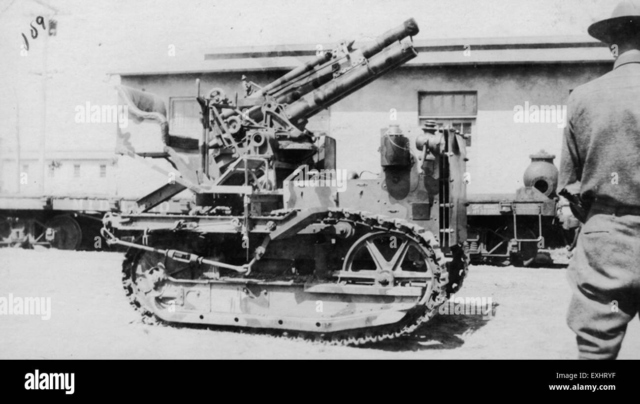 Dieses Bild zeigt eine in Aktion befindliche Artillerieeinheit, die die militärische Ausrüstung und das Personal zeigt, das an Artillerieoperationen beteiligt ist. Die Szene betont die Rolle der Artillerie in der Kriegsführung und hebt den operativen Aspekt der militärischen Verteidigungs- und Kampfstrategie hervor. Stockfoto